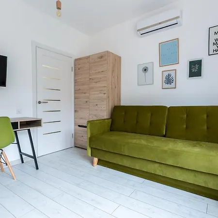 Апартаменты Romantic Apartments- View Of The Town Hall