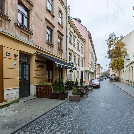 Romantic Apartments- View Of The Town Hall