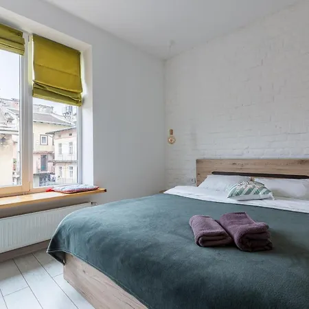 Romantic Apartments- View Of The Town Hall