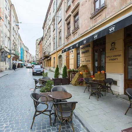 Romantic Apartments- View Of The Town Hall Lviv