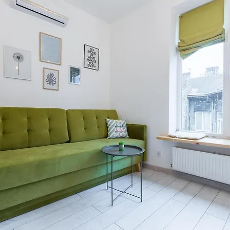 Romantic Apartments- View Of The Town Hall