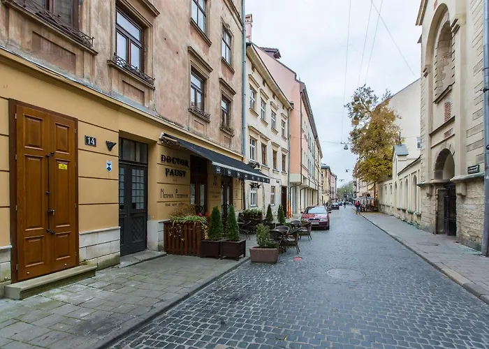 Romantic Apartments- View Of The Town Hall