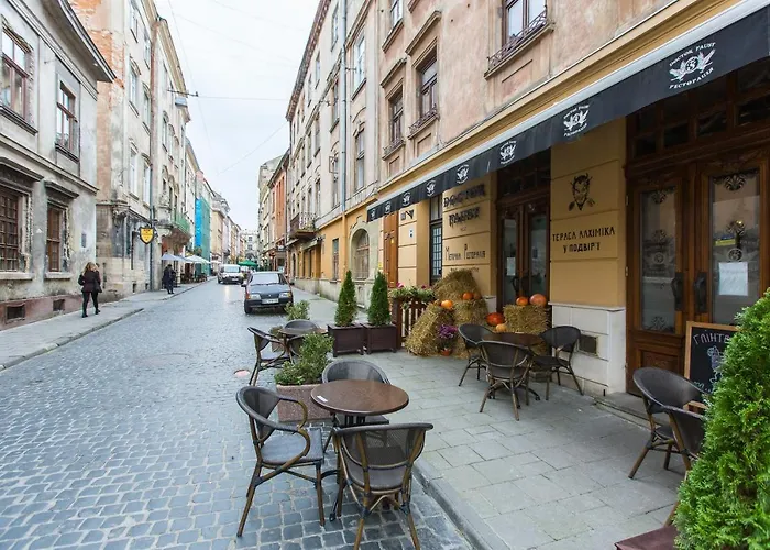 Romantic Apartments- View Of The Town Hall Leópolis